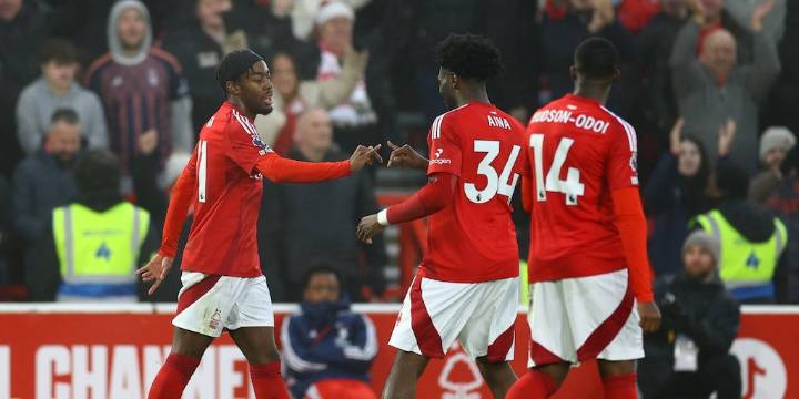 Escándalo con una figura de la Premier League: contó en un programa de TV que tiene “conversaciones” con la novia de otro futbolista