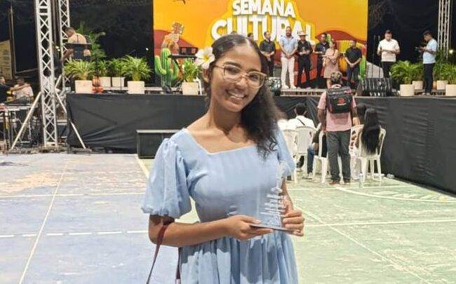 Estudiante del Denzil Escolar conquista primer lugar en Festival de la Canción 2025