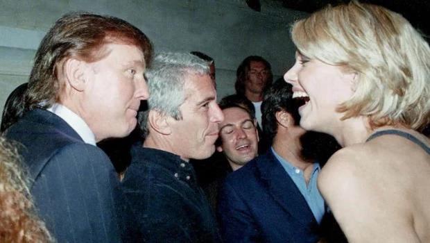 Los demócratas publican fotos de Trump rodeado de mujeres en la mansión de Epstein