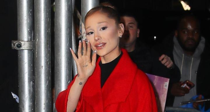 Ariana Grande is Greeted by Fans as She Leaves ‘Wicked: For Good’ Screening in NYC | Ariana Grande, Wicked: For Good