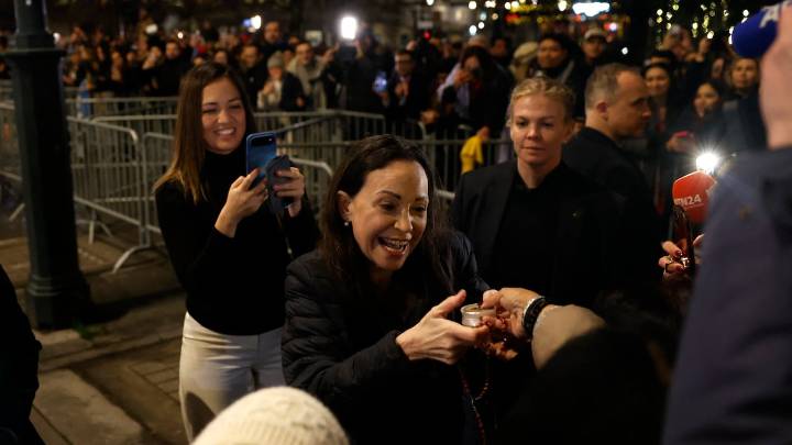 En fotografías: Así fue la aparición de María Corina Machado en Oslo, Noruega, donde habló con venezolanos que la esperaban