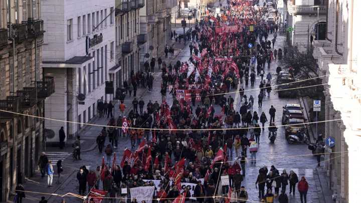 Manifestaciones y transporte paralizado en las principales ciudades de Italia contra los presupuestos de Meloni