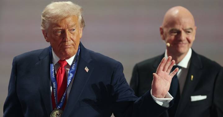 Donald Trump recibe el primer Premio de la Paz de la FIFA durante el sorteo del Mundial 2026