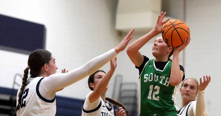 Gaby Dzik shines, Crystal Lake South defense shuts down Cary