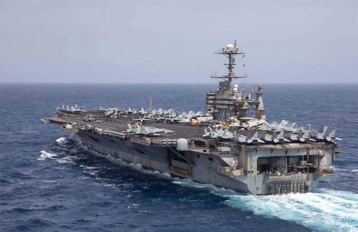 Portaaviones de Estados Unidos deja caer avión de combate al agua: en un giro brusco para evitar el fuego enemigo la nave se deslizó al mar