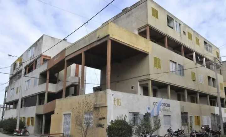 Dormía en su casa y lo despertaron con un arma