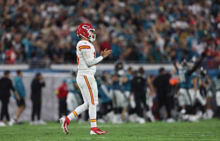 Chiefs’ Patrick Mahomes a full participant in practice after suffering knee injury vs. Texans