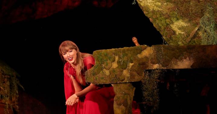 Taylor Swift's Favorite Songs Include "All Too Well" & "Mirrorball"