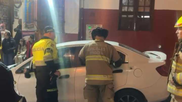 Bebé de 11 meses fue dejado solo en un carro en el Chorro de Quevedo: Policía lo rescató