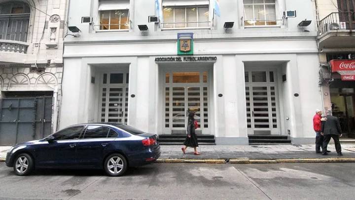 Llevan a cabo allanmientos en sedes de AFA y distintos clubes