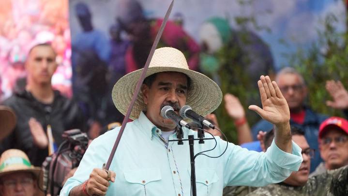 Putin offers 'solidarity' for Venezuelan people as tensions mount between Maduro and US