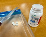 Cirujano de Ohio acusado de suministrar a la fuerza pastillas abortivas a su novia mientras dormía