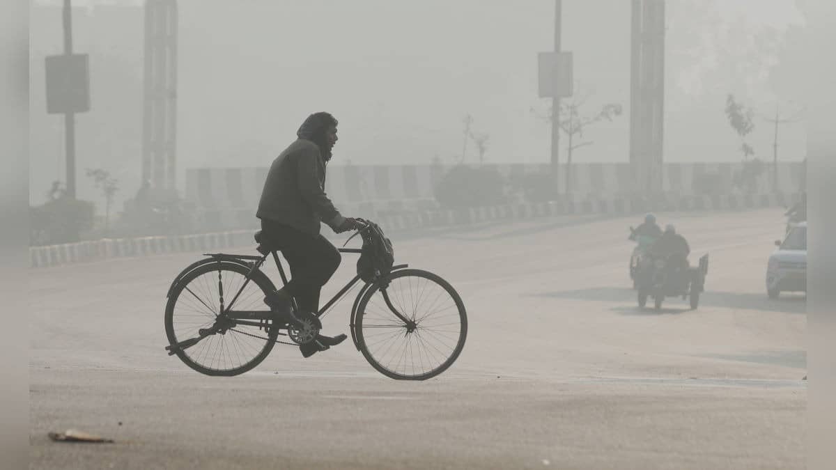 Air Quality Deteriorates, Delhi Chokes On Dense Layer Of Toxic Smog India News
