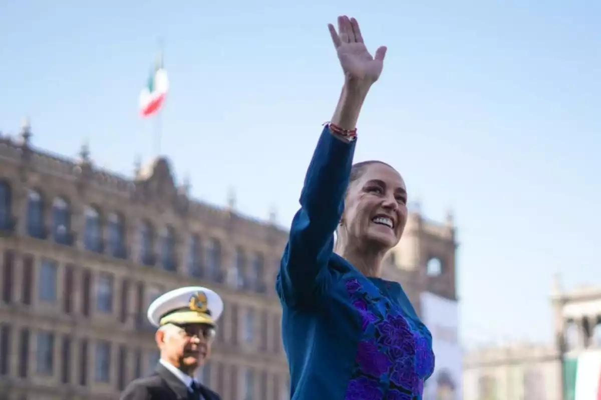 Miles llegan al Zócalo para celebrar 7 años de la 4T junto a Claudia Sheinbaum: mariachis, bailes y ambiente festivo