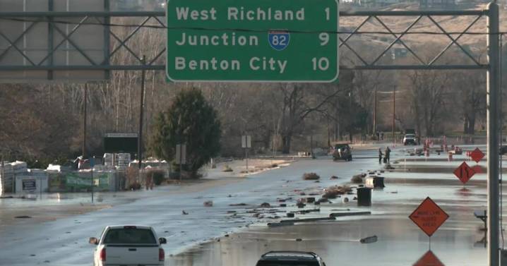 Benton County floods updates: Van Giesen Bridge closed, golf course submerged