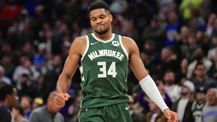 Bucks fans in shock after Giannis non contact injury vs. Pistons