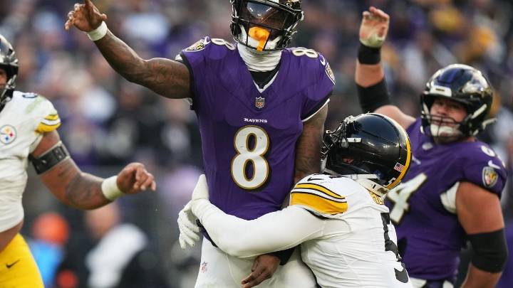 Late reversal helps Steelers hold on for 27-22 win over Ravens and sole possession of division lead