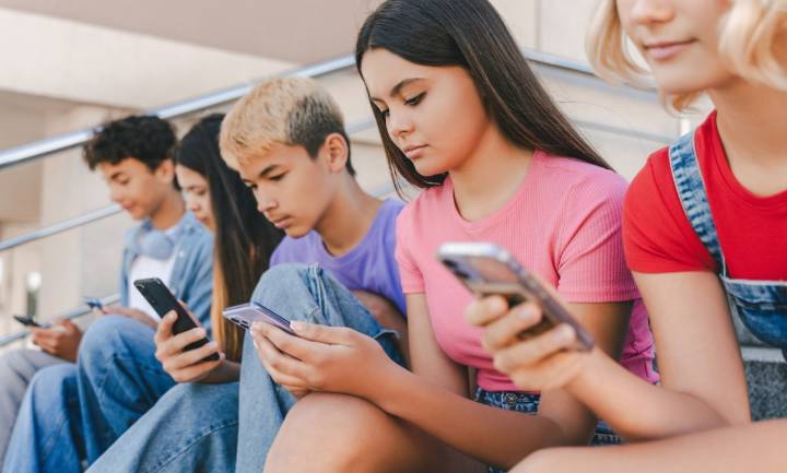 Australianos tomaron la bandera: ¿es hora de que también en EE.UU. se prohíban las redes sociales para menores?