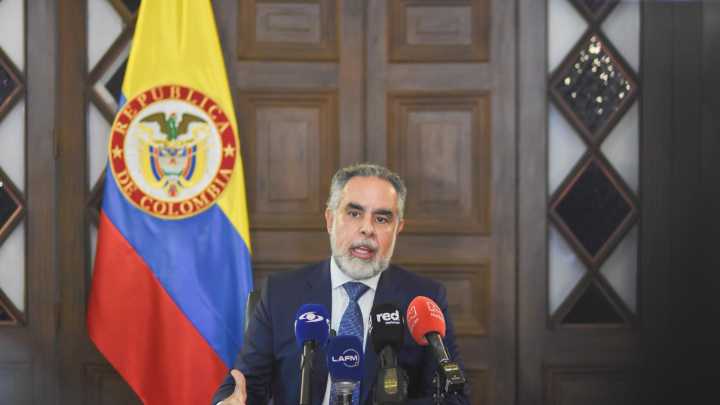 Ministro Armando Benedetti dice que su celular estaría siendo infiltrado y siembra más dudas sobre la inteligencia del Estado