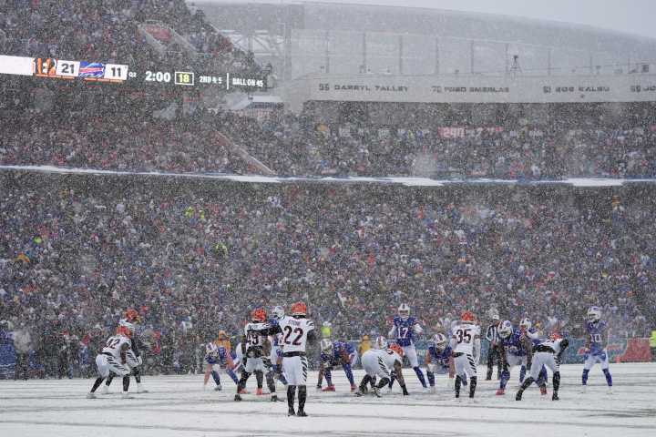Bills rally late to defeat Bengals 39