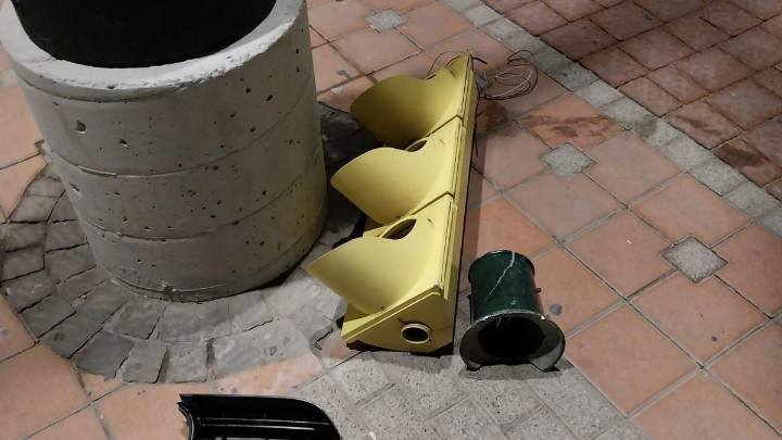 Intentar robar en un taller, huyen, los persigue la Policía y se estrellan contra un semáforo en pleno centro de Molina de Segura