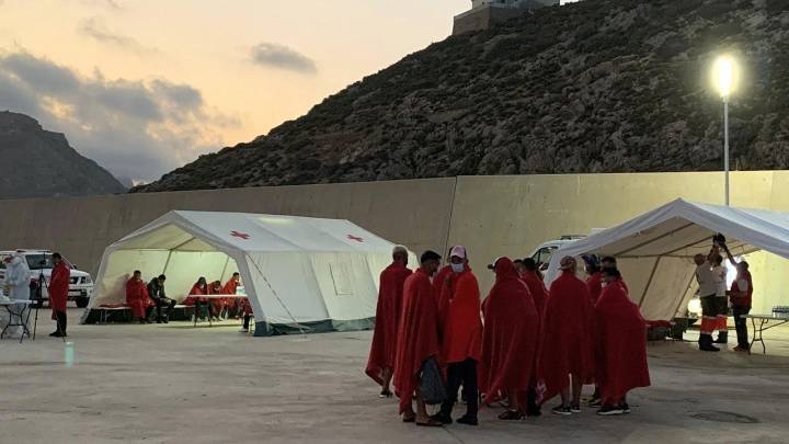 La Guardia Civil intercepta cinco embarcaciones con 41 inmigrantes irregulares en la costa de Cartagena