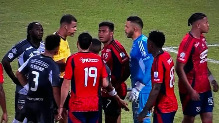 Confusión en Medellín vs. Junior; VAR se demoró ocho minutos revisando un penalti