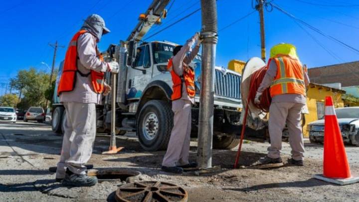 Chaveña sufre brote por drenaje tapado; J+ trabaja con equipos vactor