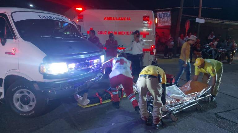 Motociclista resulta herido al chocar contra camioneta en El Rosario