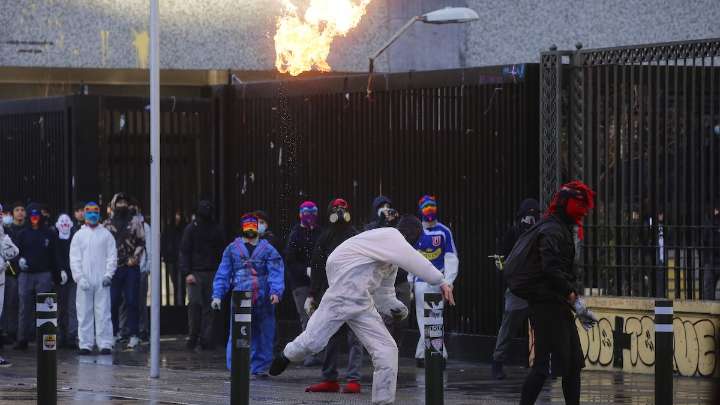 Instituto Nacional: Investigan a dos profesores por presunta colaboración con "overoles blancos"