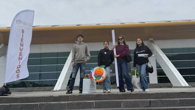 Alejandra, Andrea y Dereck, estudiantes de Rosario, presentes en Expociencia Nacional