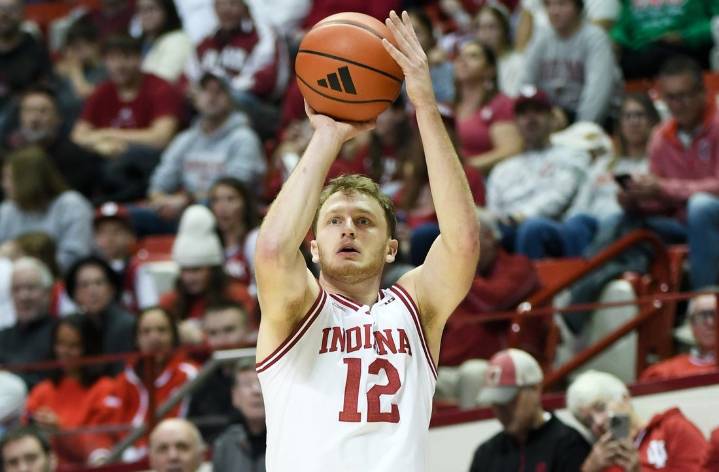 Deadspin | Tucker DeVries' 20 gets No. 25 Indiana to 7-0 in Bethune-Cookman romp