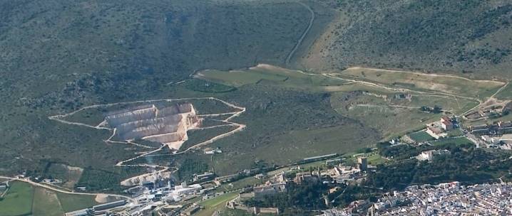 Estepa acuerda limitar la actividad extractiva en su sierra y cerrará la cantera