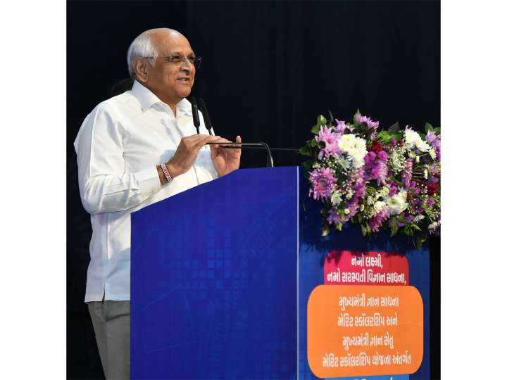 Gujarat CM distributes scholarship assistance of Rs 370 crore