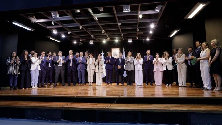 El gobierno formalizó la jura de funcionarios y consolidó la reorganización del gabinete con nuevas carteras