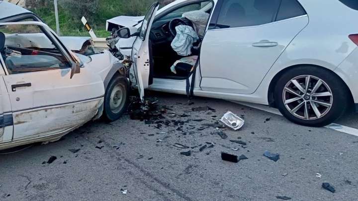 Un muerto y un herido tras una colisión frontal entre dos vehículos en Alcaucín