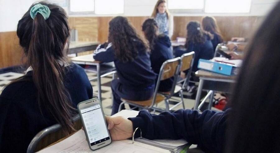 Congreso despachó ley que prohíbe uso del celular en recintos educacionales