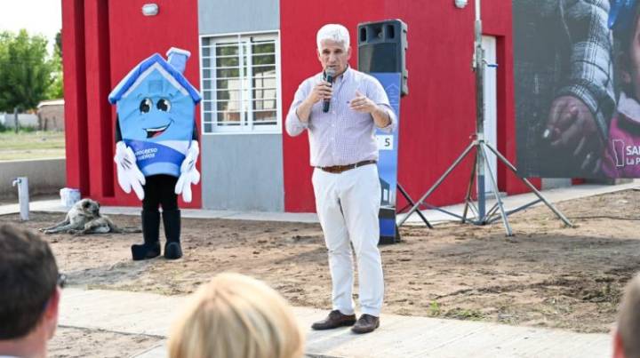 Recibieron escrituras 12 familias de Unión y se firmó el llamado a licitación para renovar la ruta 3