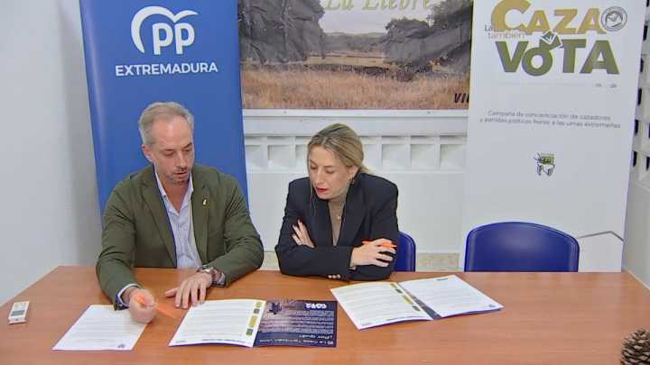 El PP firma en Villar del Rey el nuevo pacto por la caza con un cumplimiento del 80% del acuerdo anterior