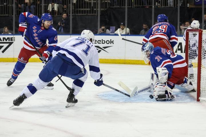 Deadspin | Lightning handle Rangers 4-1, extend win streak to seven