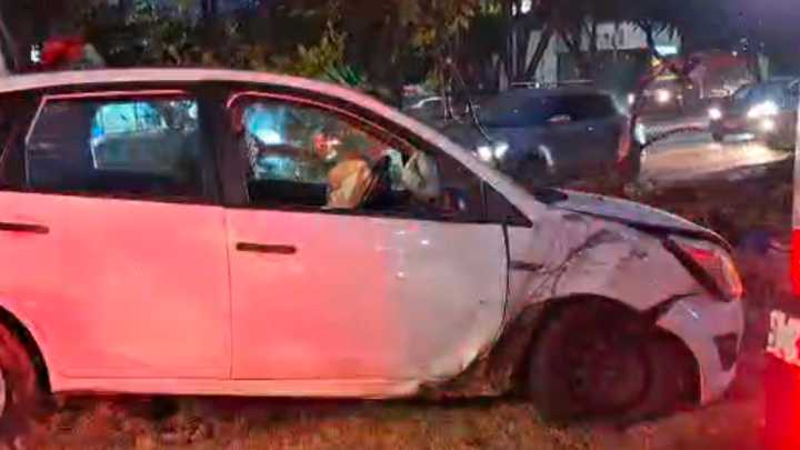 Mujer de la Policía Vial Choca en Guadalajara Luego de que un Auto le Cerró el Paso