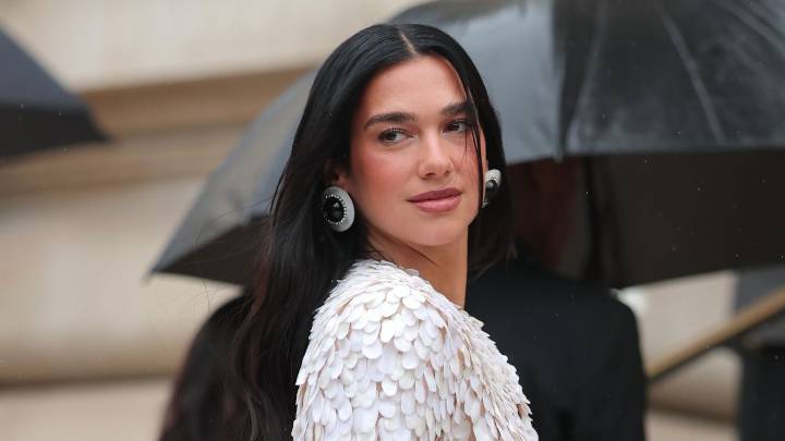 Dua Lipa nos enseña a llevar el corte de vestido más elegante para triunfar en las fiestas de fin de año 2025