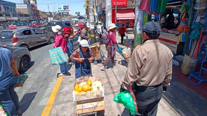 Arequipa: comercio ambulatorio aumenta en el Avelino Cáceres por campaña navideña