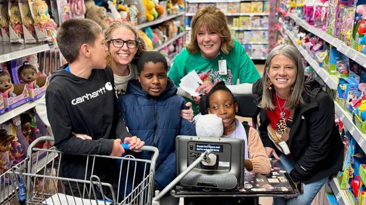 Students in Whitehouse enjoy holiday shopping spree