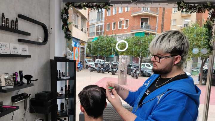 El joven que ha creado en Murcia la primera peluquería inclusiva de España y ya es un referente nacional