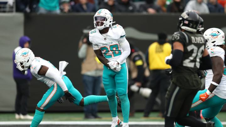 De'Von Achane questionable to return, Dolphins up 24
