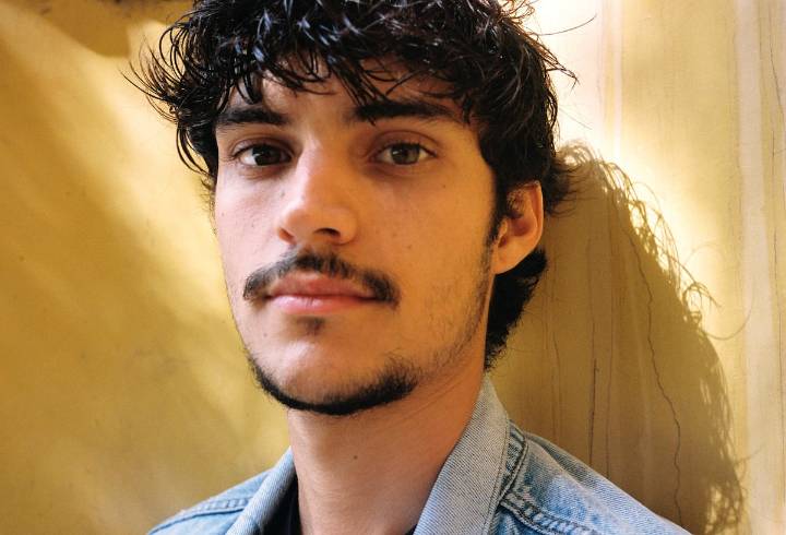 Biel Rossell, actor: “Fui niño en una crisis económica y adolescente en una pandemia. Crecí con la certeza de que no hay futuro”