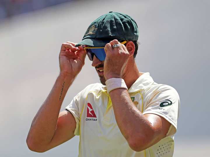 Akram congratulates Starc after AUS pacer shatters his record