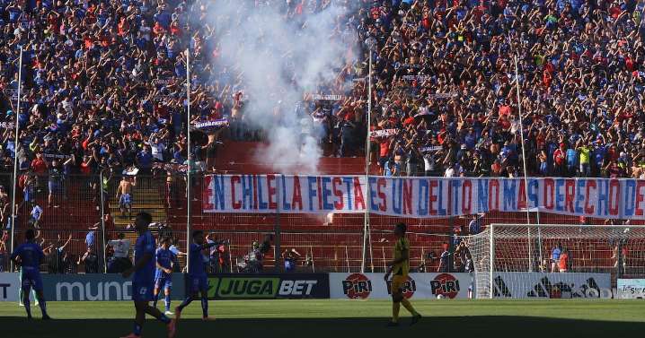 Con lanzamiento de fuegos artificiales: barristas de la U interrumpen el duelo ante Coquimbo