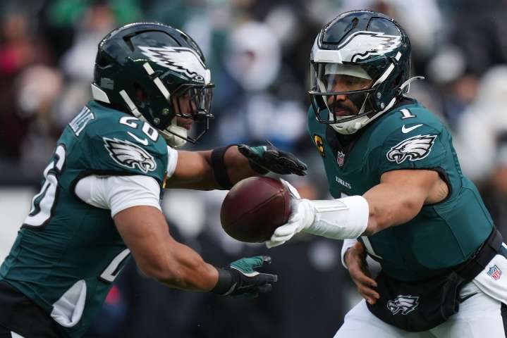 Eagles get well against wretched Raiders as Jalen Hurts responds to criticism with big game
